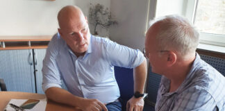 Dirk Lukrafka, Bürgermeister der Stadt Velbert, Martin Sträßer, Landtagsabgeordneter für die Städte Velbert, Wülfrath und Teile von Mettmann, im Gespräch. Foto: PR Martin Sträßer MdL