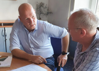 Dirk Lukrafka, Bürgermeister der Stadt Velbert, Martin Sträßer, Landtagsabgeordneter für die Städte Velbert, Wülfrath und Teile von Mettmann, im Gespräch. Foto: PR Martin Sträßer MdL