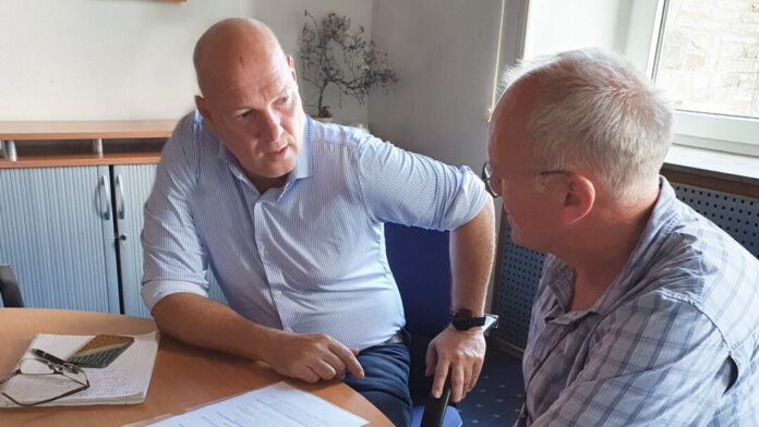 Dirk Lukrafka, Bürgermeister der Stadt Velbert, Martin Sträßer, Landtagsabgeordneter für die Städte Velbert, Wülfrath und Teile von Mettmann, im Gespräch. Foto: PR Martin Sträßer MdL