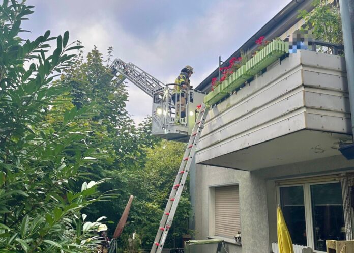 Die Menschenrettung erfolgte über eine Drehleiter. Foto: Feuerwehr Essen