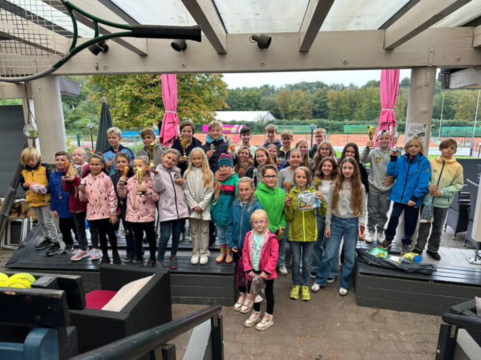 Die Clubmeister und Vize-Clubmeister des Netzballvereins 2024 freuten sich bei der Siegerehrung über Pokale, Medaillen und Sachpreise. Foto: NBV