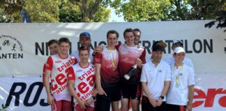 Die Oberliga-Aufsteiger (v.l.): Lukas Rühlemann (hinten), Morten Schmidt, André Schlösser (hinten) und Nils Markgraf - auf dem Bild mit auf dem Podest Sieger Tri-Force Vital und Oberhausen. Foto: TTR