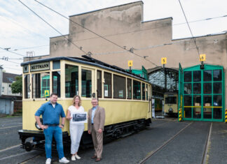Begrüßten die Oldiebahn aus Mettmann an ihrem neuen Standort im historischen Betriebshof Am Steinberg (von links): Julian Zimmermann (Vorstand „Linie D“), Dr. Yasmin Renges (Stadtkonservatorin Mettmann) und Michael Richarz (Vorstand Rheinbahn). Foto: Rheinbahn