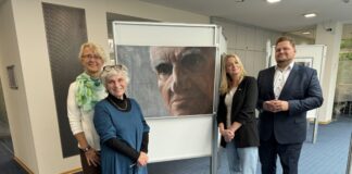 Anna Owsiany-Masa (im Vordergrund), Ute Ackermann, Alexandra Helle (beide Stadt Erkrath, Kulturabteilung) und Christoph Kuhrau, Leiter des Beratungs-Centers Erkrath der Kreissparkasse Düsseldorf, eröffnen die Ausstellung. Foto: Sparkasse