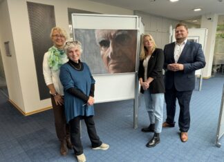 Anna Owsiany-Masa (im Vordergrund), Ute Ackermann, Alexandra Helle (beide Stadt Erkrath, Kulturabteilung) und Christoph Kuhrau, Leiter des Beratungs-Centers Erkrath der Kreissparkasse Düsseldorf, eröffnen die Ausstellung. Foto: Sparkasse