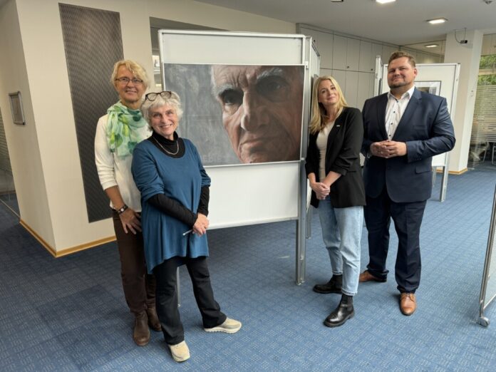 Anna Owsiany-Masa (im Vordergrund), Ute Ackermann, Alexandra Helle (beide Stadt Erkrath, Kulturabteilung) und Christoph Kuhrau, Leiter des Beratungs-Centers Erkrath der Kreissparkasse Düsseldorf, eröffnen die Ausstellung. Foto: Sparkasse