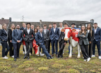 Legen den Karrierestart hin: Karlotta Fonken, Franziska Hidding, Reza Küpper, Pascal Langenscheidt, Keanu Nguyen, Alexander Hanslik, Leonora Abdi, Mateo Kirsky, David Hölsken (Ausbildungsleiter), Michael Weiler, Samet-Can Calis, Jannis Baxewanoglou, Philip Bokiej, Jason Jordan, Mert Yilmaz, Adriana Draia, Ana Zilic, Jan Hoffmeister. Foto: Sparkasse HRV