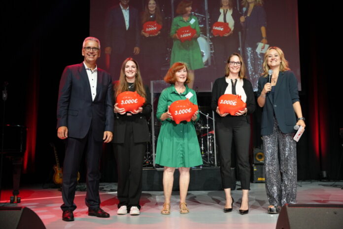 Udo Zimmermann Vorstandsvorsitzender Sparkasse HRV), Daniela Lang (Jugendhilfe Lohmühle), Rita Marketa Trudslev (Dt. Kinderschutzbund e. V., Ortsverein Ratingen, Nadine Lichtenwimmer (Dt. Kinderschutzbund e. V., Ortsverein Hilden), Lisa Feller (Comedy, Moderation). Foto: Sparkasse HRV