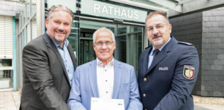 Christian Benzrath (Leiter des Referates Recht und Ordnung), Bürgermeister Frank Schneider und Michael Pütz (Leiter der Polizeiwache Langenfeld) besiegeln die Kooperation. Foto: Polizei