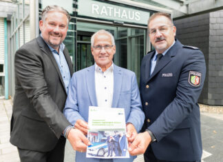 Christian Benzrath (Leiter des Referates Recht und Ordnung), Bürgermeister Frank Schneider und Michael Pütz (Leiter der Polizeiwache Langenfeld) besiegeln die Kooperation. Foto: Polizei