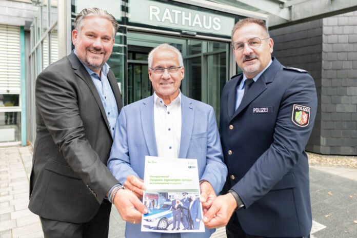 Christian Benzrath (Leiter des Referates Recht und Ordnung), Bürgermeister Frank Schneider und Michael Pütz (Leiter der Polizeiwache Langenfeld) besiegeln die Kooperation. Foto: Polizei