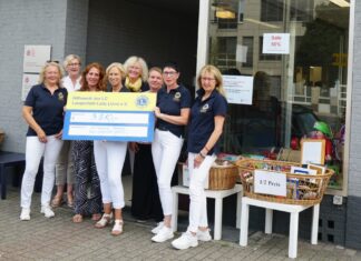 Freude über die gelungene Aktion: Friederika Dietz (Lady Lions), Kirsten Schmid (SkF, Betriebsleitung Schneiderwerkstatt), Stephanie Krone (Geschäftsführung SkF Langenfeld), Yvonne Münks (Lady Lions), Ursula Maile (Präsidentin LC Langenfeld-Lady Lins), Anke Merten (SkF, Bereichsleitung Beschäftigungsförderung), Andrea Meermann (Vorsitzende des Hilfswerks des LC Langenfeld-Lady Lions e.V.) und Heike Höhfeld-Schmitz (Lady Lions) bei der Übergabe des Erlöses aus dem Secondhand-Verkauf. Foto: SkF Langenfeld