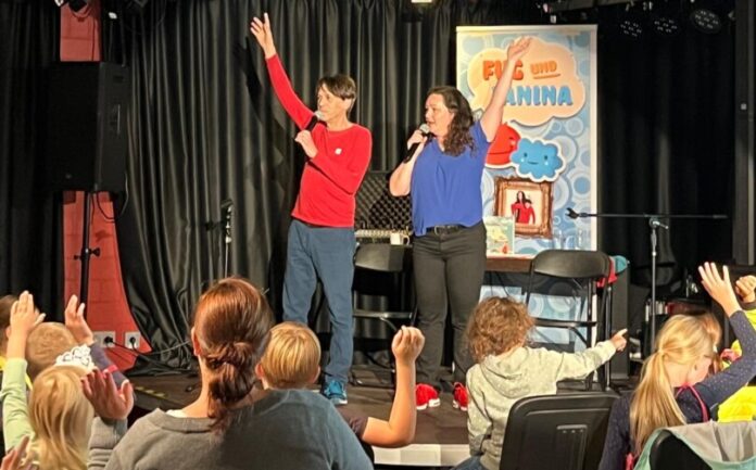 Das Duo Fug und Janina begeisterte die rund 90 Gäste des Leseclubs in Heiligenhaus. Foto: Stadt Heiligenhaus