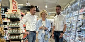 Bürgermeisterin Sandra Pietschmann durfte schon vor der Eröffnung durch den neuen Markt und konnte die Rewe-Einkaufs-App ausprobieren. Foto: Kreisstadt Mettmann