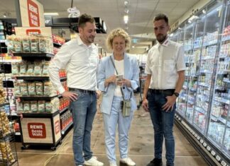 Bürgermeisterin Sandra Pietschmann durfte schon vor der Eröffnung durch den neuen Markt und konnte die Rewe-Einkaufs-App ausprobieren. Foto: Kreisstadt Mettmann