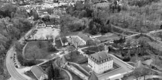 Die Ansicht zeigt das Herrenhaus mit dem Mühlengebäude (links) im Vordergrund, daran schließt sich die Vorburg in ihrer typischen U-Form an, weiter hinten der Schlossparkplatz und die Altstadt, wo das markante Dach des Mariendoms zu erkennen ist. Foto: Mathias Kehren