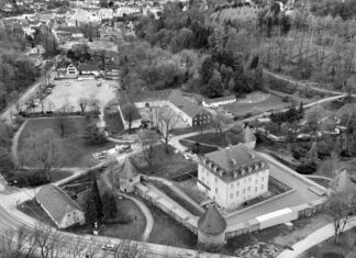 Die Ansicht zeigt das Herrenhaus mit dem Mühlengebäude (links) im Vordergrund, daran schließt sich die Vorburg in ihrer typischen U-Form an, weiter hinten der Schlossparkplatz und die Altstadt, wo das markante Dach des Mariendoms zu erkennen ist. Foto: Mathias Kehren