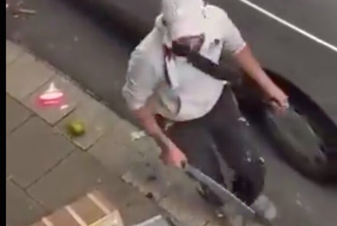 Auf einem Video, das der User "nycrox" auf der Plattform "X" veröffentlicht hat, soll der Tathergang in Essen zu sehen sein. Bild: X/Nycrox