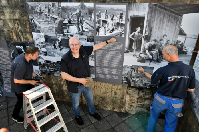 Peter Wensierski zeigt die Ausstellung. Foto: Mathias Kehren