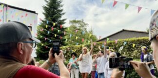 Die Schlagersängerin Vivien Scarlett Heymann stand in Heljens auf der kleinen Bühne. Foto: Lebenshilfe Kreisvereinigung Mettmann
