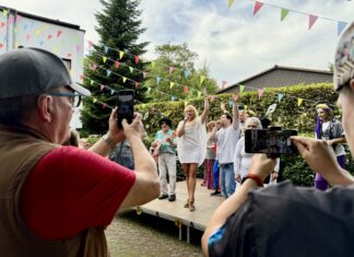 Die Schlagersängerin Vivien Scarlett Heymann stand in Heljens auf der kleinen Bühne. Foto: Lebenshilfe Kreisvereinigung Mettmann