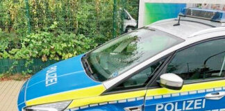 Der Streifenwagen wurde an der Seite beschädigt. Foto: Polizei