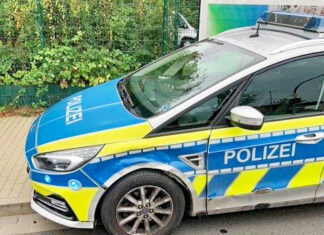 Der Streifenwagen wurde an der Seite beschädigt. Foto: Polizei