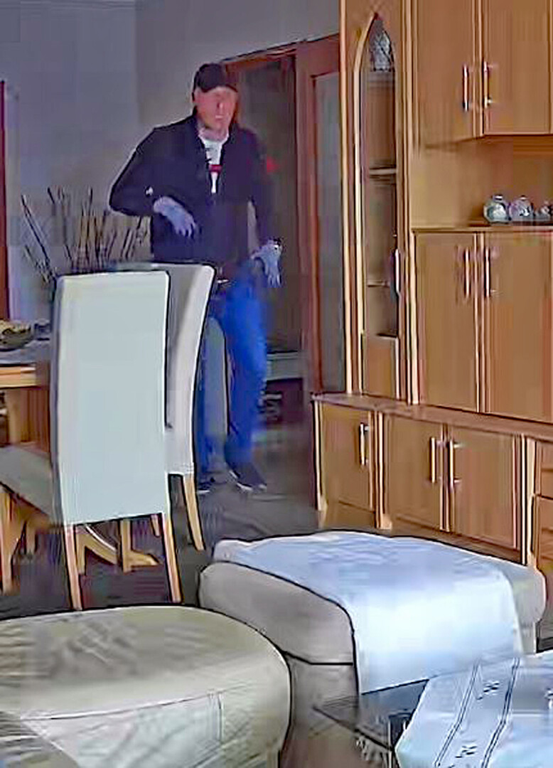 Die Polizei sucht diesen Mann. Foto: Polizei