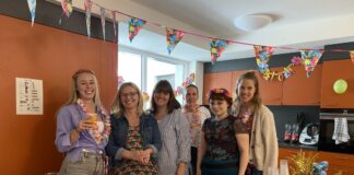 Das Team feierte gemeinsam und gut gelaunt das kleine Jubiläum. Foto: Lebenshilfe Kreisvereinigung Mettmann