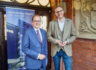 Stephan Rinke, Direktor der VHS Essen, empfängt Oberbürgermeister Thomas Kufen (links) vor dem aufwendig und mit viel Liebe zum Detail sanierten Kulturforum in Essen-Steele. Foto: Peter Gwiazda/VHS Essen
