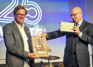 Auszeichnung zum 125-jährigen Firmenjubiläum: Witte-Geschäftsführer Rainer Gölz nimmt von Bürgermeister Dirk Lukrafka die Schlotschmet-Plakette entgegen. Foto: Witte