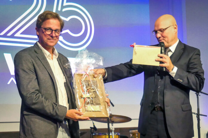 Auszeichnung zum 125-jährigen Firmenjubiläum: Witte-Geschäftsführer Rainer Gölz nimmt von Bürgermeister Dirk Lukrafka die Schlotschmet-Plakette entgegen. Foto: Witte