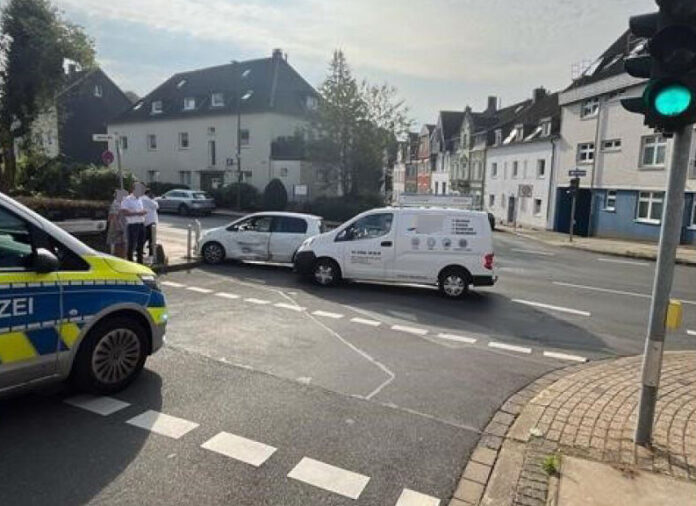 Beim Abbiegen kam es zu dem Unfall. Foto: Polizei Mettmann