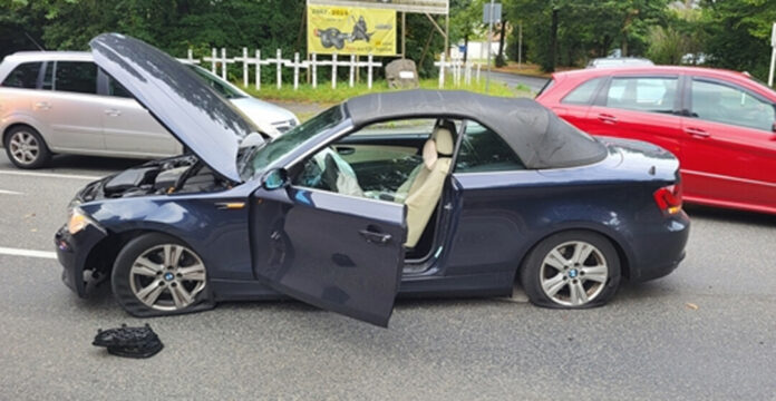 Der BMW wurde bei dem Unfall erheblich beschädigt. Foto: Polizei