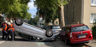 Eine Mercedes B-Klasse kollidierte mit zwei geparkten Fahrzeugen. Foto: Polizei