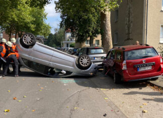 Eine Mercedes B-Klasse kollidierte mit zwei geparkten Fahrzeugen. Foto: Polizei
