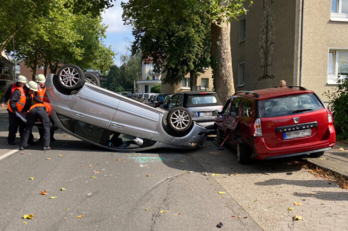 Eine Mercedes B-Klasse kollidierte mit zwei geparkten Fahrzeugen. Foto: Polizei