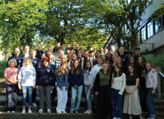 Bürgermeister Christoph Schultz begrüßte die ungarischen Schülerinnen und Schüler am Gymnasium Hochdahl in Erkrath. Foto: Stadt Erkrath