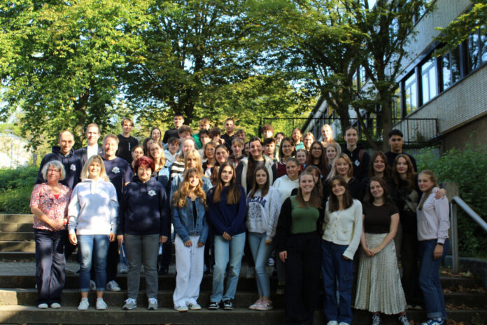 Bürgermeister Christoph Schultz begrüßte die ungarischen Schülerinnen und Schüler am Gymnasium Hochdahl in Erkrath. Foto: Stadt Erkrath