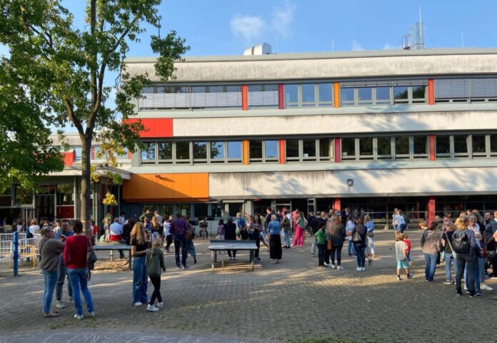 Auf dem Hof des Dietrich-Bonhoeffer-Gymnasiums war ordentlich was los. Foto: privat