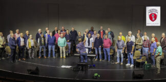 Der Velberter Männerchor hat bei einer offenen Probe im Forum Velbert mal wieder Bühnenluft geschnuppert. In Vorbereitung auf das Konzert im Oktober gab der Chor Einblicke in die aufwändige Einstudierung einzelner Gesangpassagen. Unter Einbeziehung des Publikums wurden bekannte Melodien zu Gehör gebracht. Foto: Roger Jacob