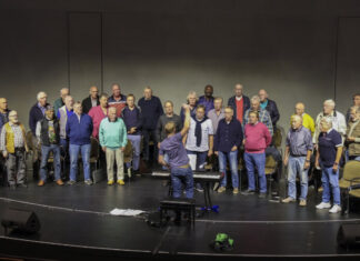 Der Velberter Männerchor hat bei einer offenen Probe im Forum Velbert mal wieder Bühnenluft geschnuppert. In Vorbereitung auf das Konzert im Oktober gab der Chor Einblicke in die aufwändige Einstudierung einzelner Gesangpassagen. Unter Einbeziehung des Publikums wurden bekannte Melodien zu Gehör gebracht. Foto: Roger Jacob