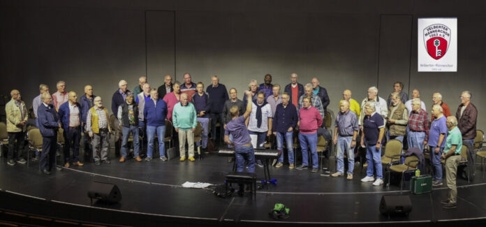 Der Velberter Männerchor hat bei einer offenen Probe im Forum Velbert mal wieder Bühnenluft geschnuppert. In Vorbereitung auf das Konzert im Oktober gab der Chor Einblicke in die aufwändige Einstudierung einzelner Gesangpassagen. Unter Einbeziehung des Publikums wurden bekannte Melodien zu Gehör gebracht. Foto: Roger Jacob