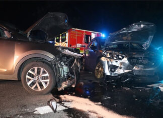 Zwei Autos krachten in Mettmann frontal zusammen. Foto: Polizei