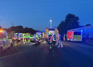 Lastwagen und ein Transporter waren in den Unfall auf der A3 bei Oberhausen verwickelt. Foto: Feuerwehr Oberhausen