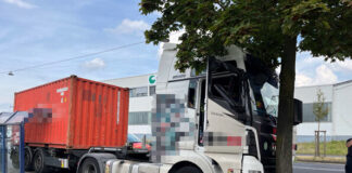 Der Lastwagen prallte frontal gegen einen Baum. Foto: Polizei