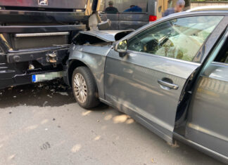 Der Wagen prallte gegen einen Laster. Foto: Polizei