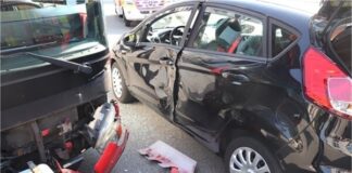 Ein Bus prallte im Innenstadtbereich gegen ein Auto. Foto: Polizei