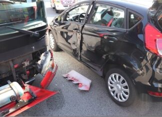 Ein Bus prallte im Innenstadtbereich gegen ein Auto. Foto: Polizei