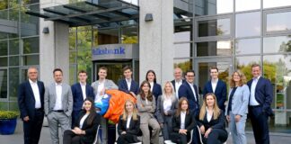 Die Volksbank begrüßt die neuen Auszubildende. Vorne von links: Barwina Barkho, Amelie Bönisch, Melanie Bosnic, Lydija Thiele, Mitte: Celina Schlimbach, Jil Bönisch, hinten von links: Vorstände Andreas Otto und Christian Fried, Sam Lyttek, Lukas Lüscher, Max Krüger, Larisa Dabinovci, Personalleiter Thomas Willczek, Thilo Jensen-Kusk, Tim Ulatowski, Ausbildungsleiterin Daphne Alexander und Vorstand Wichart. Foto: Volksbank/Bettina Osswald